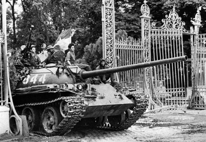 Diễn ra từ ngày 26-30/4/1975, chiến dịch giải phóng Sài Gòn (Chiến dịch Hồ Chí Minh) là chiến dịch cuối cùng trong chiến tranh Việt Nam, dẫn đến việc chấm dứt hoàn toàn sự chia cắt hai miền Nam - Bắc, đưa Việt Nam đến sự thống nhất và độc lập sau hơn 100 năm bị nước ngoài chiếm đóng, chia cắt. Trên phương diện quốc tế, chiến dịch này đã kết thúc cuộc chiến tranh kéo dài và đẫm máu nhất của thế giới từ nửa sau TK 20, giáng một đòn mạnh mẽ vào tham vọng đế quốc của người Mỹ.