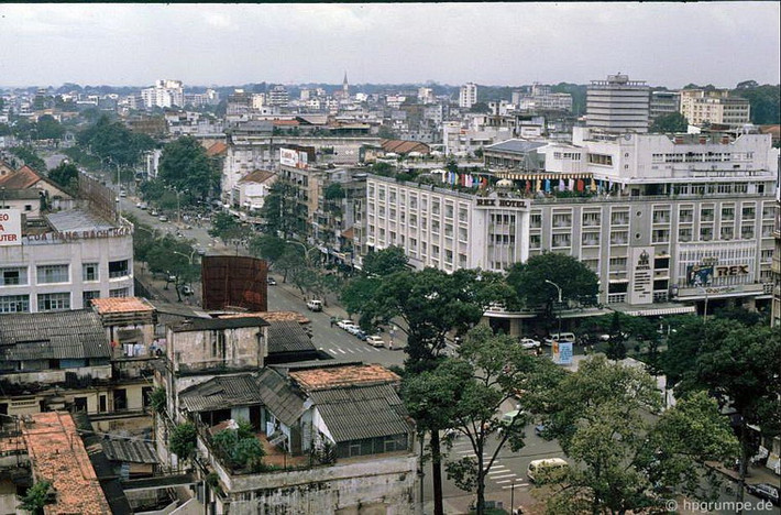 Khách sạn Rex - một trong những khách sạn nổi tiếng nhất Sài Gòn nằm bên đại lộ Lê Lợi.