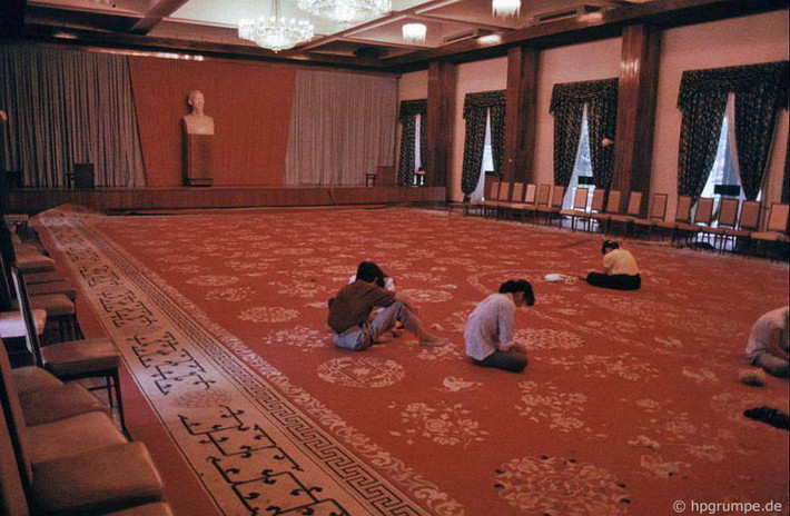 Sửa chữa thảm trong Dinh Độc Lập.