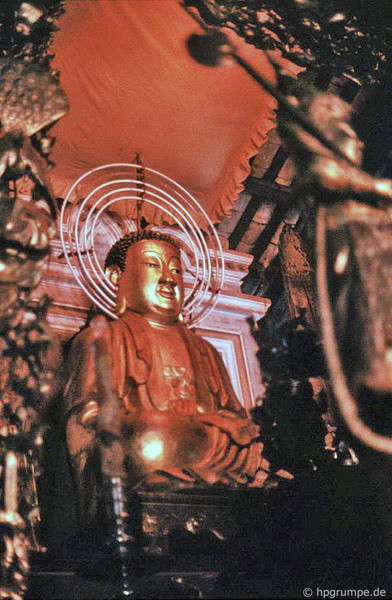 Tượng Phật trong chùa Giác Lâm.