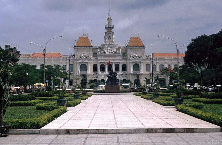 Tòa nhà UBND Thành phố là một trong những công trình kiến trúc cổ kính nổi tiếng của Sài Gòn, được xây dựng từ năm 1898 đến 1909.