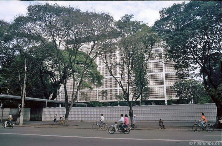 Tòa nhà Đại sứ quán Mỹ ở Sài Gòn trước 1975. Năm 1995 khu vực này đã được trả lại cho chính phủ Mỹ. Sau đó người Mỹ đã phá bỏ tòa nhà Đại sứ quán cũ để xây một tòa nhà mới nhỏ hơn.