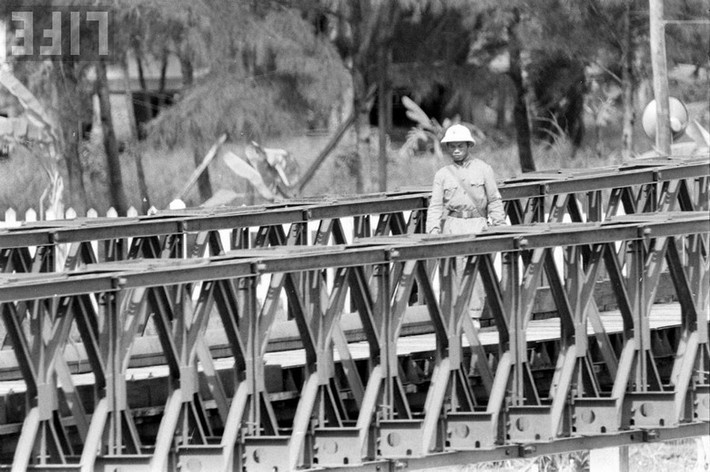 Thoạt đầu, chính quyền Sài Gòn chủ động sơn một nửa cầu phía nam thành màu xanh, Việt Nam Dân chủ Cộng hòa liền sơn tiếp màu xanh một nửa cầu còn lại. Sau, chính quyền Sài Gòn lại chuyển sang màu nâu thì Việt Nam Dân chủ Cộng hòa cũng sơn lại màu nâu...