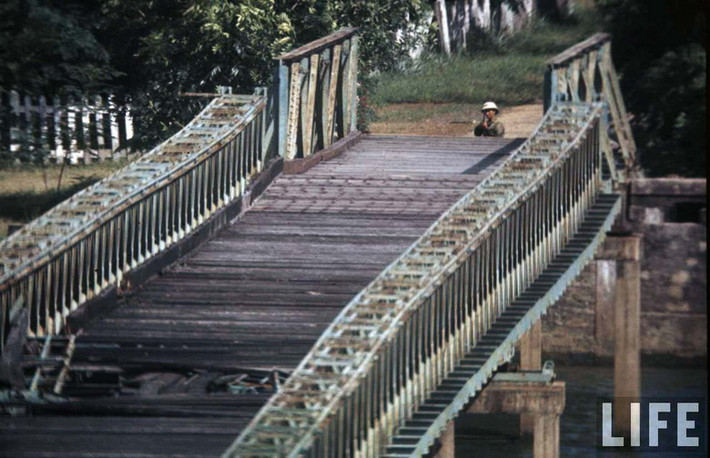 Nằm trên vĩ tuyến 17, sự ngẫu nhiên của vị trí địa lý đã khiến cầu Hiền Lương đi vào lịch sử. Cây cầu này được xây dựng năm 1952, đến năm 1967 thì bị bom Mỹ đánh sập. Ảnh: Một chiến sĩ Giải phóng đứng ở đầu Bắc của cầu Hiền Lương, năm 1966.