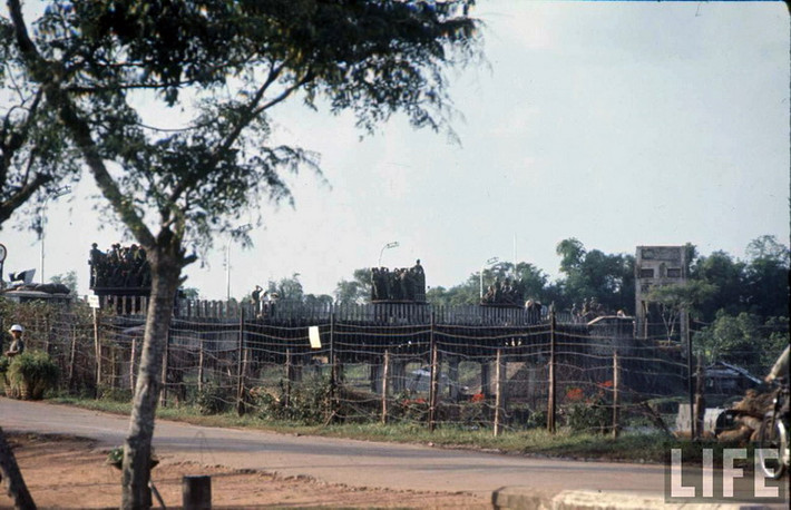 Trong những năm 1960, Mỹ và chính quyền Ngô Đình Diệm không tôn trọng hiệp định Genève, ra sức khiêu khích, gây chiến với lực lượng Việt Nam Dân Chủ Cộng Hòa bảo vệ khu vực giới tuyến. Ảnh: Xe tải chở quân đội Sài Gòn hướng về gần vĩ tuyến 17, 1966.