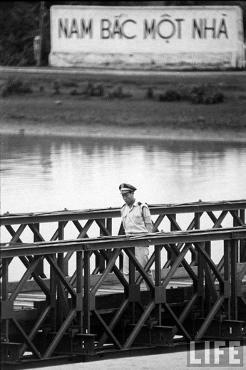 Cứ như thế, cầu Hiền Lương luôn thay đổi màu sắc, hễ chính quyền Sài Gòn sơn một màu khác đi thì ngay lập tức Việt Nam Dân chủ Cộng Hòa liền sơn lại cho giống. Đây là một cách đấu tranh chính trị nhằm nói lên khát vọng thống nhất đất nước của những chiến sĩ Giải phóng.