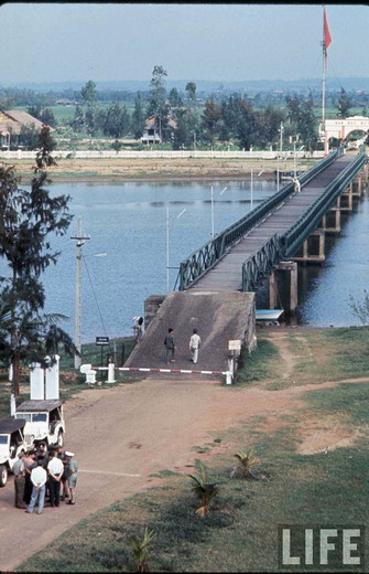 Dự kiến, đường giới tuyến tạm thời sẽ bị xóa bỏ sau cuộc tổng tuyển cử 2 năm sau đó. Tuy vậy, nó thực tế trở thành một biên giới chia cắt Việt Nam suốt thời gian chiến tranh. Ảnh: Đầu cầu phía Nam của cầu Hiền Lương.