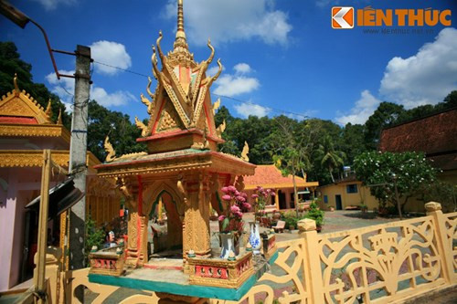 Bốn góc hàng rào bốn bàn thờ nhỏ tạo được hình tinh xảo.