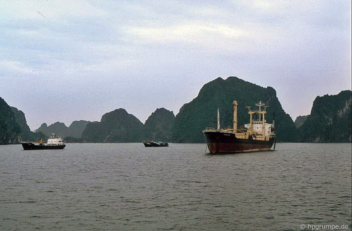 Điều hấp dẫn nhất khi đến Hạ Long là ghé thăm vùng vịnh tuyệt đẹp với vô số đảo đá vôi nhấp nhô trên mặt biển.