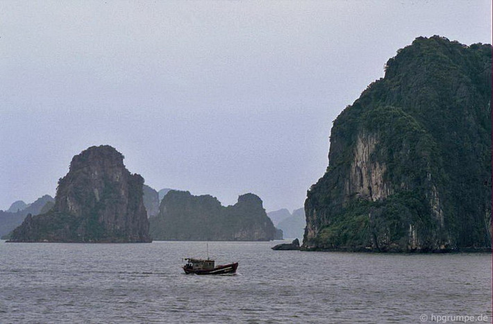 Những con thuyền nhỏ bé tô điểm thêm cho khung cảnh thơ mộng của vịnh Hạ Long.