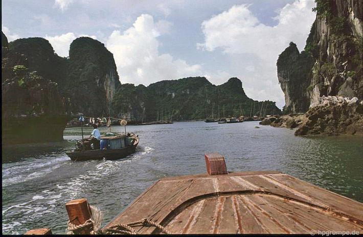 Hàng chục con thuyền quần tụ ngay dưới chân những đảo đá vôi.