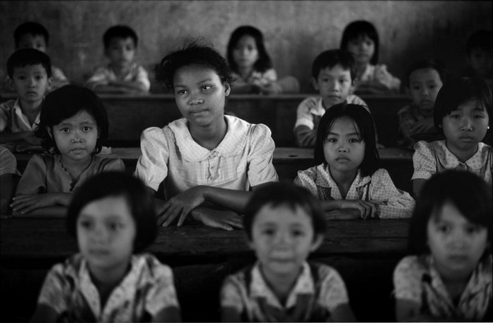 Lê Thị Út, 13 tuổi, là con gái của bà Lê Thị Mai với một lính Mỹ da đen. Ngoài Út, bà Mai còn có nhiều đứa con khác với một người đàn ông Việt Nam. Lê Thị Út hiện theo học ở trường tiểu học mang tên Vĩnh Phú ở tỉnh Bến Tre, nơi em được làm lớp trưởng. Em biết rất ít về người cha của mình – người không có tên trong hồ sơ nhập học – ngoại trừ việc ông đóng quân ở Bến Tre thời gian chiến tranh. Út quả quyết rằng mình muốn được ở lại Việt Nam, thay vì lựa chọn sang Mỹ như nhiều trường hợp con lai khác.