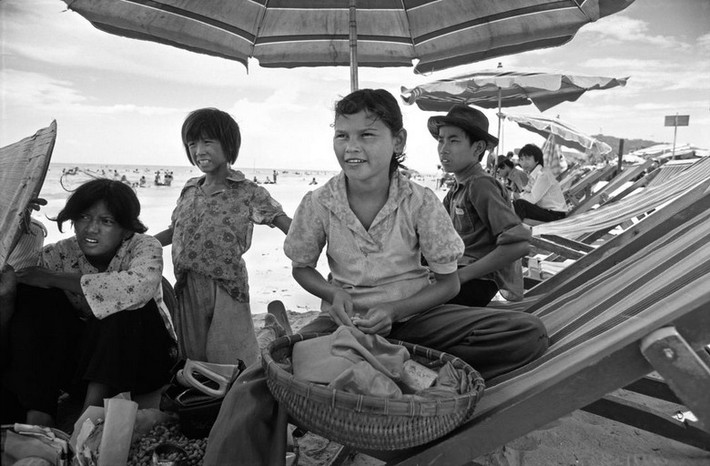 Tuyết Mai là cô con gái 13 tuổi của bà Nguyễn Thị Ba. Em sinh ra ở Nha Trang, nhưng hiện sống ở Vũng Tàu cùng gia đình. Cùng đứa em gái tên là Anh mới 5 tuổi, Mai đi bán đậu phộng trên bãi biển cho du khách. Khu vực em bán hàng là nơi tập trung du khách Nga và Đông Âu, và dung mạo “lai Tây” giúp em thu hút sự chú ý hơn. Mai không biết gì về cha mình. Sau khi bức ảnh này được đăng trên tạp chí Life năm 1985, nhiều cựu binh Mỹ, và cả vợ của một số cựu binh, đã yêu cầu công bố danh tính của cô bé. Một người đã thu xếp để đưa Mai sang Mỹ, dù tuyên bố về việc ông là cha đẻ của Mai bị nghi ngờ.