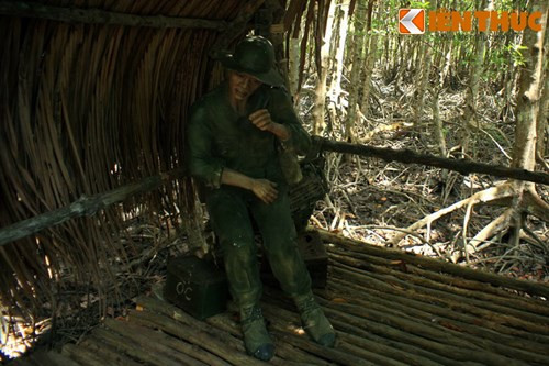 Nhà thông tin là nơi đặt các trang thiết bị thông tin liên lạc nhằm bảo đảm liên lạc thông suốt với Trung ương, Bộ tư lệnh miền.