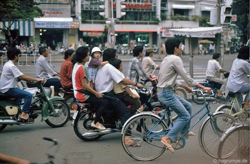 Cũng giống như Hà Nội, từ đầu thập niên 1990, xe đạp dần dần được thay thế bằng xe máy trong vai trò của một phương tiện đi lại cá nhân.