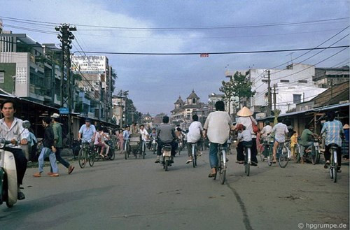 Xe đạp vẫn được nhiều người sử dụng.