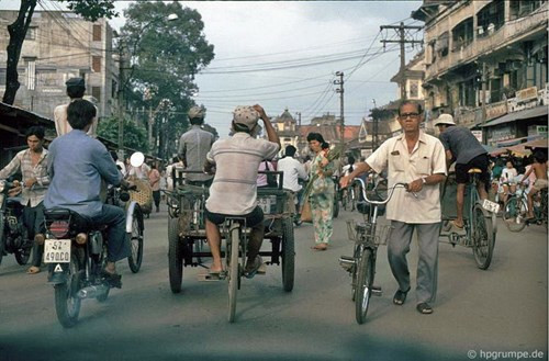 Xe ba gác to hơn và có khả năng tải lớn hơn xích lô.