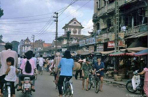 Lòng đường có thể được dùng làm nơi đỗ xe, thậm chí là vừa dắt xe vừa tán gẫu.