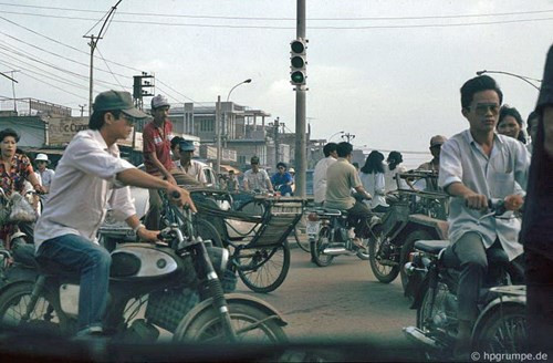 Xích lô là phương tiện chở khách rẻ nhất và có lẽ là thú vị nhất để khám phá Sài Gòn đầu thập niên 1990.
