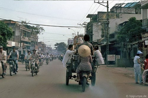 Một chiếc xe ba gác gắn máy thể hiện khả năng chuyên chở.