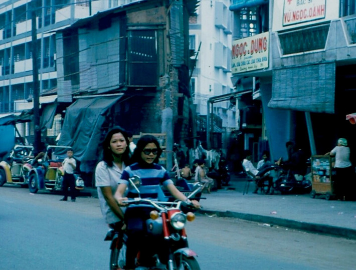 Hai người đẹp Sài Gòn ngồi xe Honda 67 trên đường Trương Minh Ký, nay là đường Lê Văn Sỹ.
