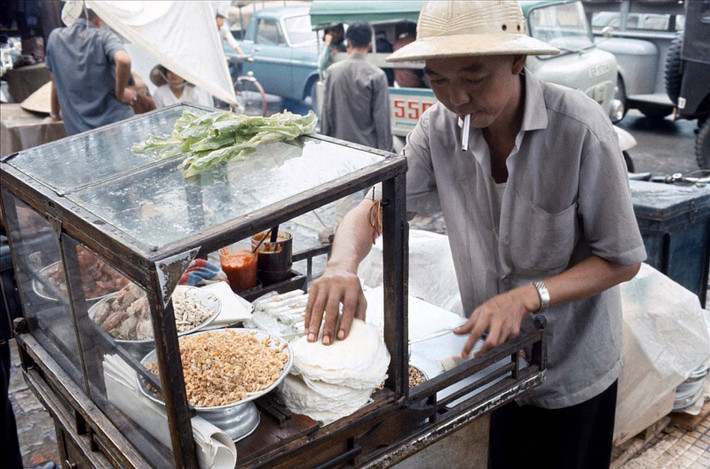 Quầy bò bía, một món quà vặt vỉa hè quen thuộc khác ở Sài Gòn.