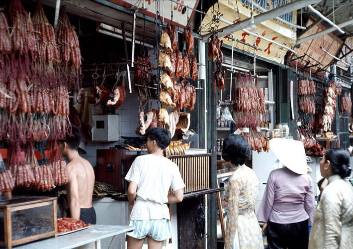 Cửa hàng thịt quay của người Hoa ở khu chợ Cũ bên vỉa hè đại lộ Hàm Nghi, Sài Gòn năm 1966 - 1967.