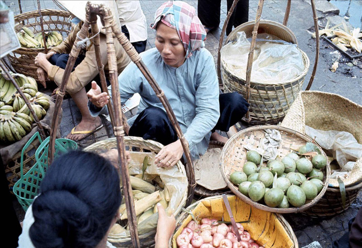 Quầy hàng hoa quả và nông sản bên vỉa hè.