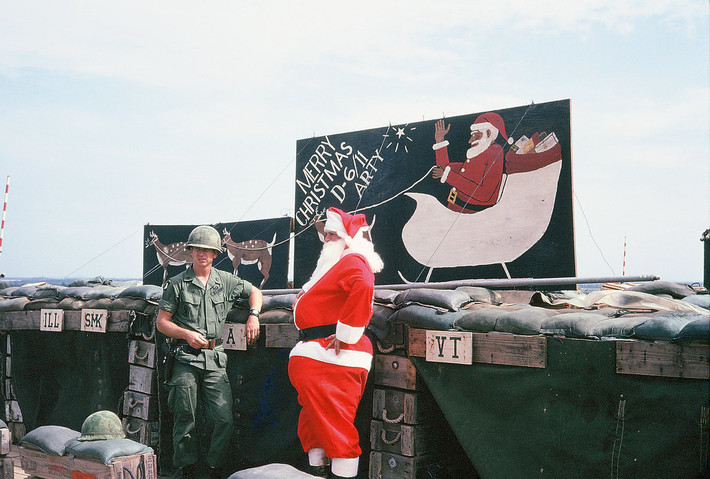 Không khí Giáng sinh hiện diện tại căn cứ với "ông già Noel" và các pa-nô mang chủ đề Giáng sinh.