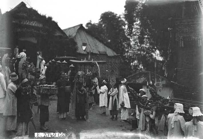 Khung cảnh phía trước ngôi nhà đặt quan tài Tổng đốc tỉnh Hòa Bình trong tang lễ được tổ chức vào tháng 1/1929.