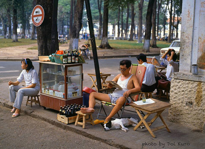 Chó khoang nằm phởn phơ ở quán cà phê vỉa hè bên công viên 30 Tháng 4, 1990.