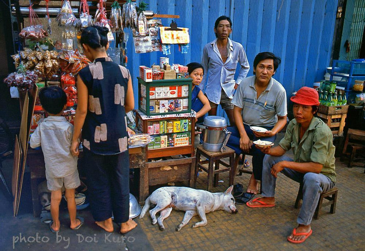 Chú chó nằm lăm ra ngủ tại một tiệm tạp hóa vỉa hè, 1989.