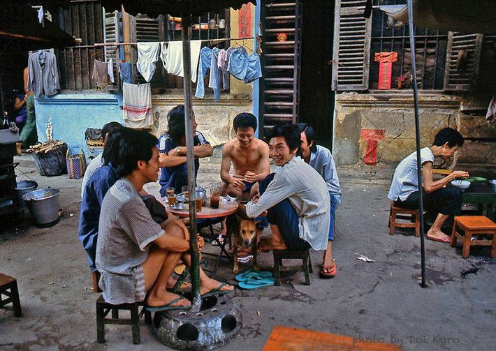 "Cậu Vàng" và các nam giới thưởng thức cà phê vỉa hè ở Chợ Lớn, 1989.