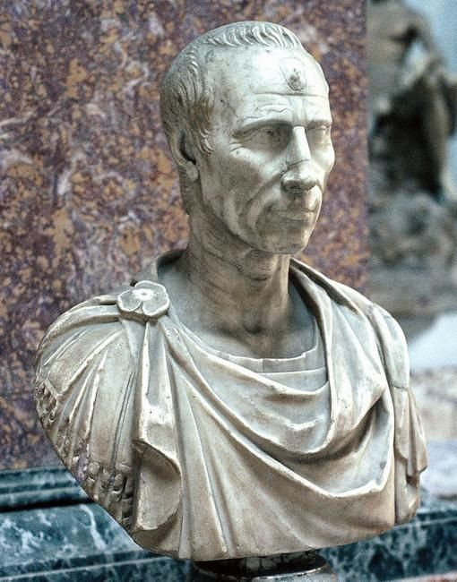 Các thành công quân sự lớn lao của Caesar đã mang lại cho ông quyền lực quân sự tối thượng. Sau khi chiến cuộc xứ Gaule đến hồi kết, Caesar được lệnh phải từ bỏ quyền chỉ huy quân sự và trở về Rome.