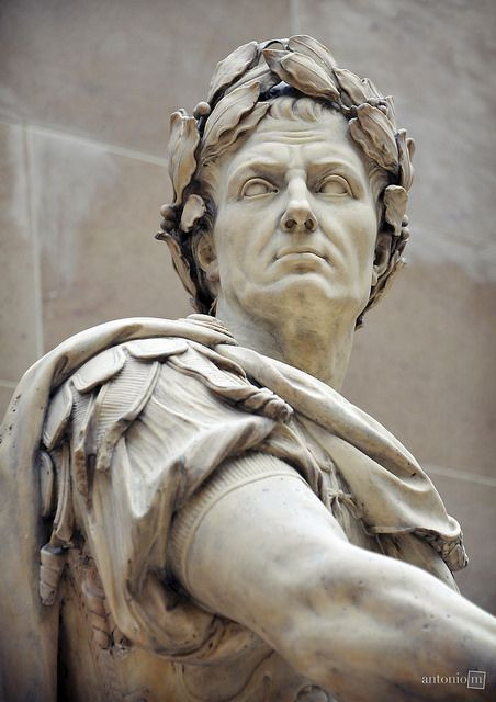 Sau khi lên nắm quyền ở Rome, Caesar bắt đầu tiến hành một loạt chương trình cải cách xã hội lẫn chính quyền. Ông tiến hành tập trung quyền lực cho chính quyền Cộng hòa và trở thành một nhà Độc tài trọn đời (Dictator perpetuo) với nhiều quyền lực chưa từng có.