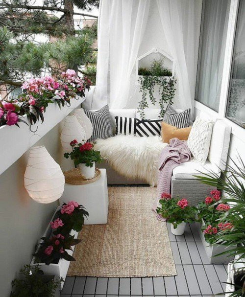 Một tấm thảm bằng đay, một ghế sofa nhỏ hình chữ L, vài cây treo trang trí đã có nơi nghỉ ngơi tiếp khách ở ban công.