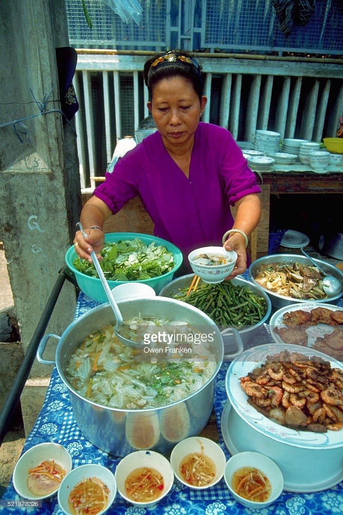 Canh, các loại thức ăn và nước chấm ở một quán cơm bình dân, TP HCM.