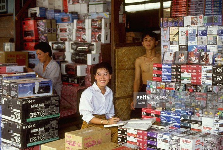 Các mặt hàng điện tử được bày tràn ra hè phố Sài Gòn.