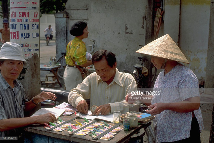 Quầy vé số bên đường, TP HCM.