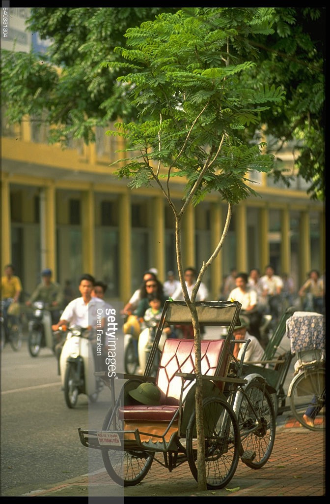 Những chiếc xích lô trên hè phố Tràng Tiền, Hà Nội.