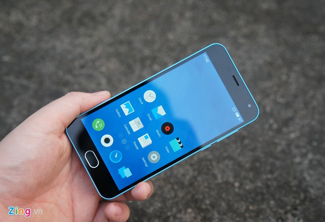 Sau bộ đôi M1 Note và M2 Note, Meizu tiếp tục cho ra mắt sản phẩm điện thoại Meizu M2 tại thị trường Trung Quốc. Máy vừa được đưa về Việt Nam theo đường xách tay. So với bản Note 5,5 inch, M2 bản tiêu chuẩn chỉ có màn hình 5 inch, ngôn ngữ thiết kế khá tương đồng. Model này có giá bán khoảng 2,5 triệu đồng tại Việt Nam (tham khảo tại cửa hàng Lộc Mobile, Hà Nội).