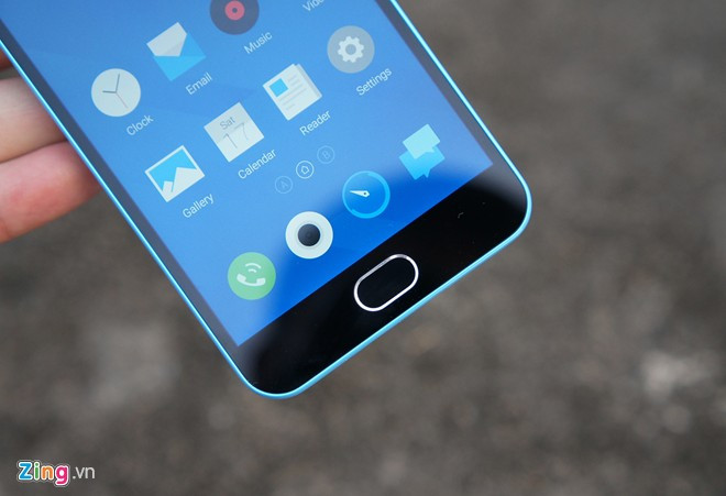 Khác với các mẫu Android phổ thông hiện nay, Meizu M2 chỉ có duy nhất một phím điều hướng. Nhấn chạm vào phím này, máy sẽ thực hiện thao tác Back, nhấn sâu hơn sẽ là nút Home.