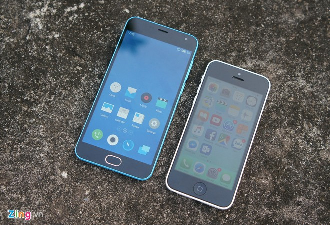 Meizu M2 trông như một chiếc iPhone 5C phóng lớn khi đặt 2 máy cạnh nhau.