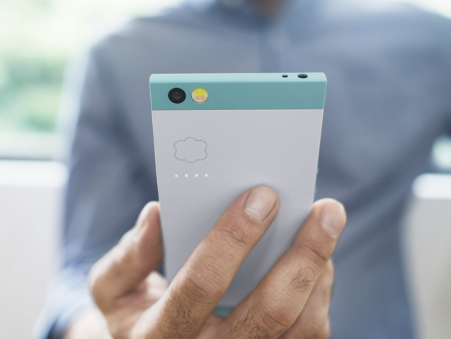 Người dùng cũng sẽ có hai loa được thiết kế hướng ra mặt trước, NFC, camera sau 13MP. Nextbit cho biết họ không phản đối việc người dùng tùy biến điện thoại của mình, do đó, bạn có thể mở khóa bootloader của máy mà vẫn được bảo hành như bình thường. Nextbit Robin hiện đã bắt đầu cho phép đặt hàng với giá 399 USD trên trang chủ của hãng (có trụ sở tại Mỹ), dự kiến hàng sẽ tới tay người dùng bắt đầu từ tháng 2/2016.