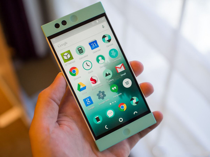 Nextbit Robin. Nextbit Robin có màn hình 5,2 inch độ phân giải 1080p, chip xử lý Snapdragon 808, RAM 3GB, ROM 32GB, pin dung lượng 2,680 mAh. Máy dùng cổng USB Type-C ở phía dưới và cổng này hỗ trợ truyền tải dữ liệu theo chuẩn USB 3.0 tốc độ cao. Robin cũng được trang bị cả cảm biến vân tay được tích hợp luôn ở nút nguồn nằm ở cạnh máy.
