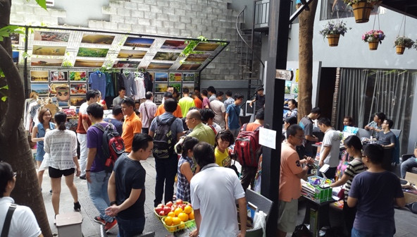 Trong khuôn viên không rộng của một quán cà phê Tinh tế ở Quận 10 (TP.HCM), 14 gian hàng trưng bày hàng loạt món đồ khá độc đáo đã cùng nhau tạo một không gian mua sắm khá vui nhộn cho người tham quan, mua sắm. Hàng hóa bày bán bao gồm đồ công nghệ là chủ yếu, ngoài ra còn có đồ thời trang, đồ phượt, đồ cũ, thậm chí cả bán... trái cây và xem bói vui. Chợ phiên công nghệ này được tổ chứng bởi một nhóm bán hàng online trên Facebook.