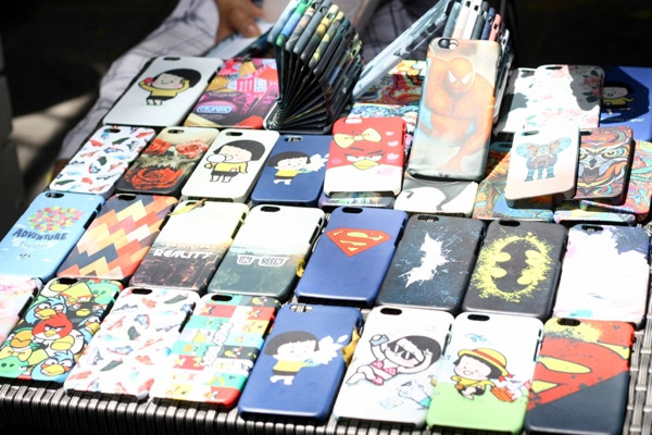 Một gian hàng bán ốp lưng cho iPhone 5, iPhone 6, iPhone 6 Plus với mức giá tương ứng là 80.000, 10.000, 120.000 đồng.