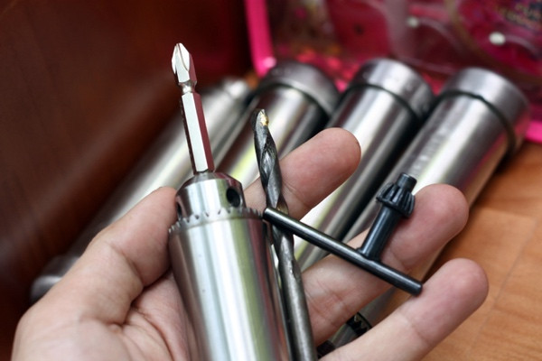 Bộ phụ kiện gồm máy khoan, mũi khoan, mũi vặn vít hai đầu, thiết bị mở và siết chặt mũi khoan, giá 270.000 đồng.