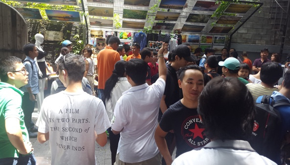 Phiên "họp chợ" chỉ diễn ra trong ngày, càng về trưa khách càng đông hơn. Ngoài vài gian hàng của những người bán chuyên nghiệp, có vài gian hàng của các cá nhân chỉ bày hàng bán "cho vui".