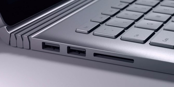 Surface Book trang bị sẵn 2 cổng USB 3.0 và 1 khe cắm thẻ nhớ.
